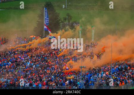 Fans dans les tribunes pendant la Formule 1 2023 Rolex Grosser Preis von Osterreich, Grand Prix autrichien 2023, 9th tour du Championnat du monde de Formule 1 2023 de 30 juin à 2 juillet 2023 sur l'anneau de taureau rouge, à Spielberg, Autriche crédit: Agence de photo indépendante Srl/Alay Live News Banque D'Images