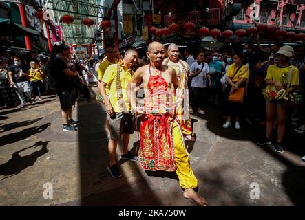 Kuala Lumpur, Malaisie. 01st juillet 2023. Un dévot prend part à la procession de rue pendant le festival Guan Ping à China Town, Kuala Lumpur. Le festival qui a eu lieu à l'occasion de l'anniversaire de la divinité chinoise Guan Ping (Guan Di's son) est censé apporter la prospérité aux entreprises locales avec la marche du Dragon & Lion et la danse menant aux divinités chinoises dans toute la ville de Chine. Crédit : SOPA Images Limited/Alamy Live News Banque D'Images