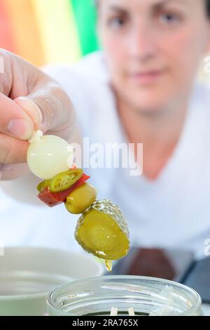 Pot en verre d'Olives Vertes marinées isolé sur fond blanc Banque D'Images