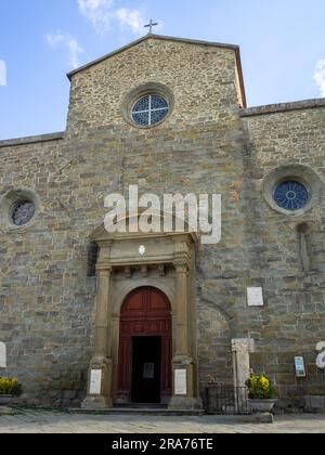 Façade romane de la cathédrale de Cortona Banque D'Images