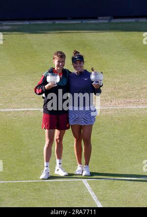 1st juillet 2023; Devonshire Park, Eastbourne, East Sussex, Angleterre: Rothesay International Eastbourne, jour 6, Desirae Krawczyk (USA) et demi Schuurs (NED) avec leurs trophées gagnants pour la finale des doubles pour femmes Banque D'Images