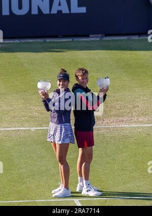 1st juillet 2023; Devonshire Park, Eastbourne, East Sussex, Angleterre: Rothesay International Eastbourne, jour 6, Desirae Krawczyk (USA) et demi Schuurs (NED) avec leurs trophées gagnants pour la finale des doubles pour femmes Banque D'Images