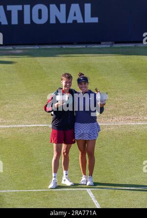 1st juillet 2023; Devonshire Park, Eastbourne, East Sussex, Angleterre: Rothesay International Eastbourne, jour 6, Desirae Krawczyk (USA) et demi Schuurs (NED) avec leurs trophées gagnants pour la finale des doubles pour femmes Banque D'Images