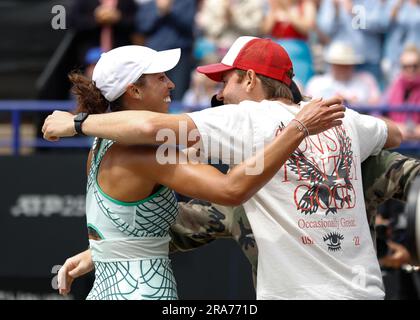 1st juillet 2023; Devonshire Park, Eastbourne, East Sussex, Angleterre: Rothesay International Eastbourne, jour 6, Madison Keys (Etats-Unis) célèbre sa victoire avec son équipe après le match final des célibataires féminins Banque D'Images