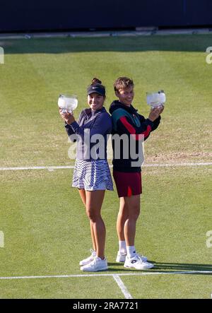 1st juillet 2023; Devonshire Park, Eastbourne, East Sussex, Angleterre: Rothesay International Eastbourne, jour 6, Desirae Krawczyk (USA) et demi Schuurs (NED) avec leurs trophées gagnants pour la finale des doubles pour femmes Banque D'Images