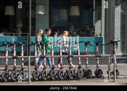 Station de scooter VOI à Castle Street Riva à Liverpool Banque D'Images