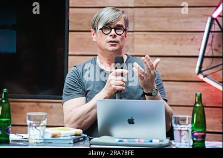 Brno, République tchèque. 01st juillet 2023. L'écrivain tchèque Jaroslav Rudis parle lors de la soirée d'ouverture du mois de la lecture des auteurs, sur 1 juillet 2023, à Brno, République tchèque. Crédit : Patrik Uhlir/CTK photo/Alay Live News Banque D'Images