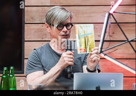 Brno, République tchèque. 01st juillet 2023. L'écrivain tchèque Jaroslav Rudis parle lors de la soirée d'ouverture du mois de la lecture des auteurs, sur 1 juillet 2023, à Brno, République tchèque. Crédit : Patrik Uhlir/CTK photo/Alay Live News Banque D'Images