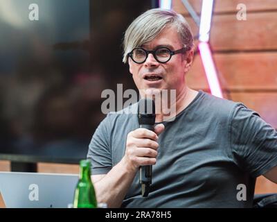 Brno, République tchèque. 01st juillet 2023. L'écrivain tchèque Jaroslav Rudis parle lors de la soirée d'ouverture du mois de la lecture des auteurs, sur 1 juillet 2023, à Brno, République tchèque. Crédit : Patrik Uhlir/CTK photo/Alay Live News Banque D'Images