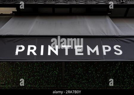 Gros plan sur le mot « Printemps » écrit sur un auvent noir sur la façade du bâtiment historique du Printemps Haussmann, Paris, France Banque D'Images