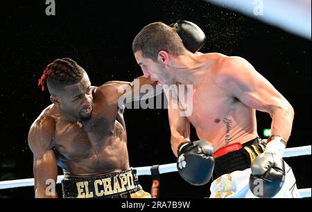 Wuppertal, Allemagne. 01st juillet 2023. Boxe: Italien Etinosa Oliv (l) combat le Chili Julio Alamos pour le championnat mondial de MidlewEight de l'IBO à Uni Halle. Credit: Roberto Pfeil/dpa/Alay Live News Banque D'Images