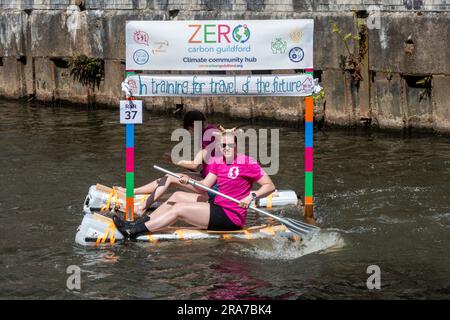 1 juillet 2023. La course annuelle de radeau de Guildford sur la rivière Wey, un événement de collecte de fonds organisé par les Lions de Guildford, Surrey, Angleterre, Royaume-Uni Banque D'Images