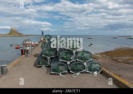 Pots de homard empilés sur une jetée dans le port Banque D'Images