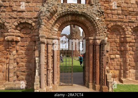 Vue à travers les portes métalliques d'une ancienne passerelle en pierre sur les ruines historiques anciennes Banque D'Images
