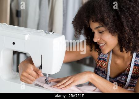 femme dans un atelier de couture Banque D'Images