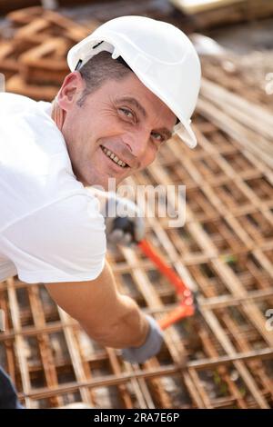 travailleur utilisant le chantier de construction du tablier de coupe à boulon Banque D'Images