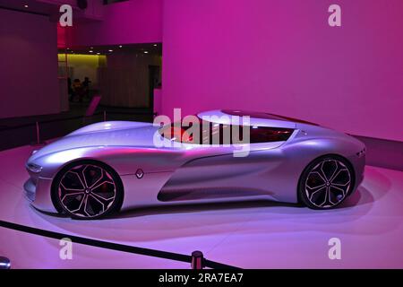 Paris, France - 3 février 2020 : Focus sur le concept car Renault TREZOR dans le showroom de Renault, sur les champs-Elysées. Banque D'Images