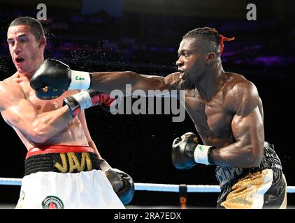 Wuppertal, Allemagne. 01st juillet 2023. Boxe, Middlewhuit, l'Italien Etinosa Oliha (r) lutte contre le Chili Julio Alamos dans le Hall Uni pour le Championnat du monde de Middlewhuit IBO. Credit: Roberto Pfeil/dpa/Alay Live News Banque D'Images