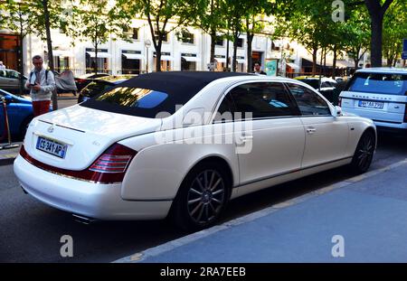 Paris, France - 18 avril 2015 : Mercedes Maybach 62 blanche garée sur l'avenue George V. Vue de face de cette limousine allemande. Il est garé devant un Banque D'Images