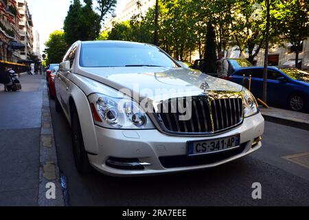 Paris, France - 18 avril 2015 : Mercedes Maybach 62 blanche garée sur l'avenue George V. Vue de face de cette limousine allemande. Il est garé devant un Banque D'Images