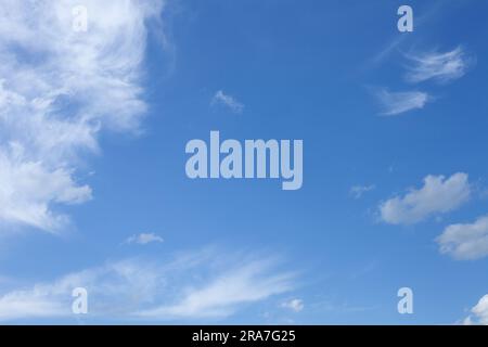 Ciel bleu avec peu de nuages, ensoleillé. Cloudscape. Banque D'Images