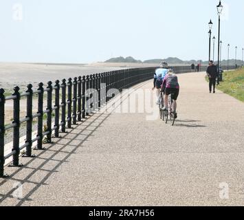 Une vue sur les cyclistes sur la promenade, Lytham St Annes, Lancashire, Royaume-Uni, Europe Banque D'Images