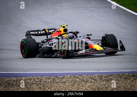 Spielberg, Autriche. 01st juillet 2023. Le pilote mexicain d'Oracle Red Bull Racing, Sergio Perez, participe à la session Sprint Shootout du Grand Prix autrichien de F1. Le samedi du Grand Prix autrichien de F1 a été un jour de sprint. Les pilotes ont participé pendant la course Sprint Shootout pour établir la grille de la course Sprint. La course Sprint a été remportée par Max Verstappen de Red Bull, suivi de ses coéquipiers Segio Perez et Carlos Sainz, l'espagnol de Ferrare. Crédit : SOPA Images Limited/Alamy Live News Banque D'Images