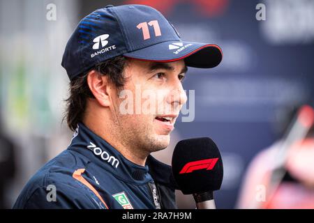 Spielberg, Autriche. 01st juillet 2023. Le pilote mexicain d'Oracle Red Bull Racing, Sergio Perez, fait une déclaration après la course Sprint du week-end du Grand Prix autrichien de F1. Le samedi du Grand Prix autrichien de F1 a été un jour de sprint. Les pilotes ont participé pendant la course Sprint Shootout pour établir la grille de la course Sprint. La course Sprint a été remportée par Max Verstappen de Red Bull, suivi de ses coéquipiers Segio Perez et Carlos Sainz, l'espagnol de Ferrare. Crédit : SOPA Images Limited/Alamy Live News Banque D'Images