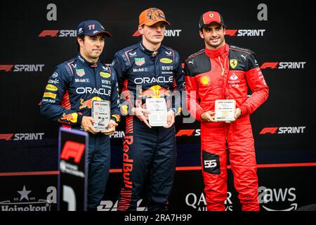 Spielberg, Autriche. 01st juillet 2023. (From L) Sergio Perez, pilote mexicain d'Oracle Red Bull Racing, Max Verstappen, pilote néerlandais d'Oracle Red Bull Racing et Carlos Sainz, pilote espagnol de Scuderia Ferrari, posent pour des photos après la course Sprint du week-end du Grand Prix d'Autriche F1. Le samedi du Grand Prix autrichien de F1 a été un jour de sprint. Les pilotes ont participé pendant la course Sprint Shootout pour établir la grille de la course Sprint. La course Sprint a été remportée par Max Verstappen de Red Bull, suivi de ses coéquipiers Segio Perez et Carlos Sainz, l'espagnol de Ferrare. Crédit : SOPA Images Limited/Alamy Live News Banque D'Images