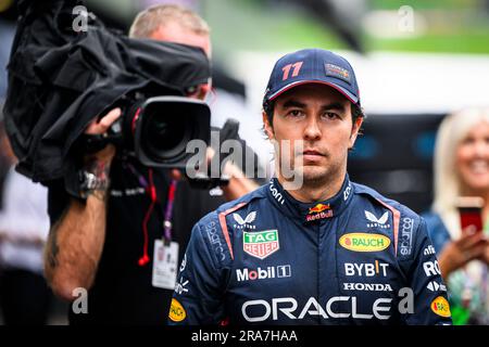 Spielberg, Autriche. 01st juillet 2023. Le pilote mexicain d'Oracle Red Bull Racing, Sergio Perez, traverse le paddock après la course Sprint du week-end du Grand Prix autrichien de F1. Le samedi du Grand Prix autrichien de F1 a été un jour de sprint. Les pilotes ont participé pendant la course Sprint Shootout pour établir la grille de la course Sprint. La course Sprint a été remportée par Max Verstappen de Red Bull, suivi de ses coéquipiers Segio Perez et Carlos Sainz, l'espagnol de Ferrare. Crédit : SOPA Images Limited/Alamy Live News Banque D'Images