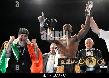 Wuppertal, Allemagne. 01st juillet 2023. Boxe, Middlewhuit, Italien Etinosa Oliha (M) célèbre sa victoire dans le championnat mondial des Middlewhuit de l'IBO contre les Alamos chiliens, dans la salle Uni. Credit: Roberto Pfeil/dpa/Alay Live News Banque D'Images