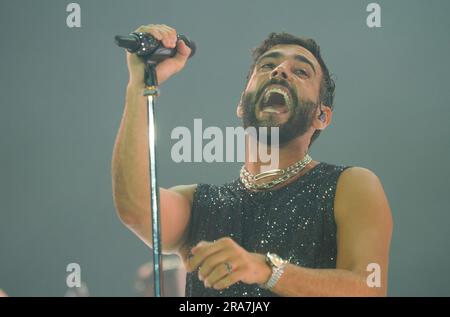 Bologne, Italie. 01st juillet 2023. Le chanteur italien Marco Mengoni se produit sur scène durant son «&#X80;&#x9c;Marco Negli Stadi tour 2023â&#X80;&#x9d; à Dalâ&#X80;&#x99;Ara Stadium, Bologne, 01 juillet 2023 Credit: Independent photo Agency/Alay Live News Banque D'Images