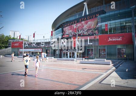 Adultes et enfants se rendant à la visite du stade Arsenal par une journée ensoleillée, Londres, Royaume-Uni Banque D'Images