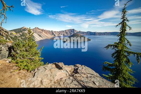 Matin ensoleillé à Crater Lake et à Wizard Island | Parc national de Crater Lake, Oregon, États-Unis Banque D'Images