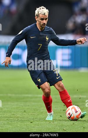 PARIS, FRANCE - JUIN 19 : Antoine Griezmann de France contrôle le ballon lors du match de qualification de l'euro 2024 entre la France et la Grèce Banque D'Images