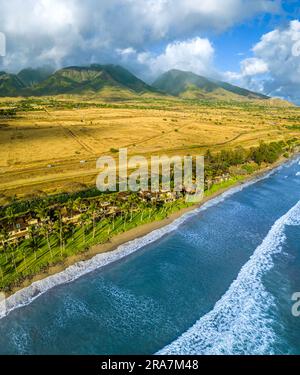 Une vue aérienne des montagnes de l'ouest de Maui depuis le dessus des condos Puamana juste au sud de Lahaina, Maui, Hawaii, États-Unis. Banque D'Images