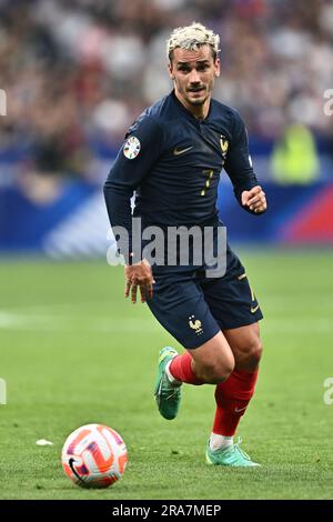 PARIS, FRANCE - JUIN 19 : Antoine Griezmann de France contrôle le ballon lors du match de qualification de l'euro 2024 entre la France et la Grèce Banque D'Images