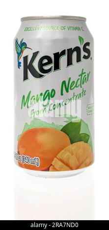 Winneconne, WI - 25 juin 2023 : une boîte de boisson au nectar de mangue Kerns sur un fond isolé. Banque D'Images