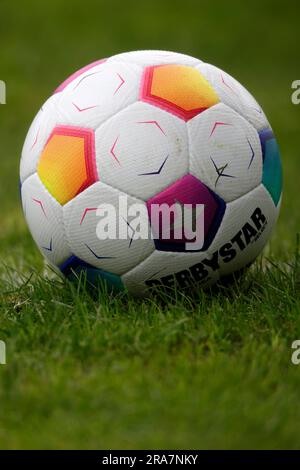 Düsseldorf, Allemagne, 2. Fussball Bundesliga Freudschaftsspiel Turu Düsseldorf contre Fortuna Düsseldorf 2:6 01. 07. 2023 im Stadion an der Feuerbachstrasse à Düsseldorf ball, Spielball, Fussball, Kugel, Derbystar, Hoch Norbert Schmidt, Düsseldorf Banque D'Images