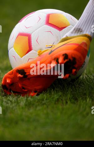 Düsseldorf, Allemagne, 2. Fussball Bundesliga Freudschaftsspiel Turu Düsseldorf contre Fortuna Düsseldorf 2:6 01. 07. 2023 im Stadion an der Feuerbachstrasse à Düsseldorf ball, Spielball, Fussball, Kugel, Derbystar, Rasen, Spielfeld, Fussbaldschuh, Hoch Norbert Schmidt, Düsseldorf Banque D'Images