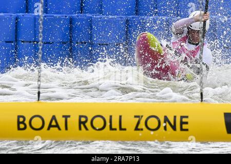 Cracovie, Pologne. 01st juillet 2023. Gabriel de Coster, athlète de slalom en canoë, photographié en action pendant les qualifications de l'épreuve de cross de slalom en kayak de canoë aux Jeux européens de Cracovie, Pologne, le samedi 01 juillet 2023. Les Jeux européens de 3rd, officieusement connus sous le nom de Cracovie-Malopolska 2023, sont des manifestations sportives internationales prévues du 21 juin au 02 juillet 2023 à Cracovie et à Malopolska, en Pologne. BELGA PHOTO TEAM BELGIQUE crédit: Belga News Agency/Alay Live News Banque D'Images