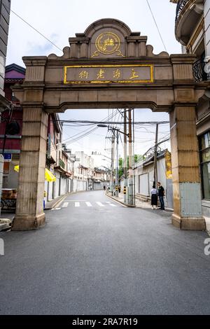 La porte d'entrée de 'Shanghai Old Street' avec des bâtiments tous bouclé en attendant le réaménagement dans la vieille ville Fangbang Middle Road, Huangpu D Banque D'Images