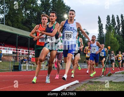 Baldvin Magnusson, d’Islande, Emile Cairess et Marc Scott, de GB & ni, se battent pour l’avance dans la course masculine de 3000m De BMC, Une course au British Milers Club Grand Prix, Woodside Stadium Watford, Angleterre, le 1st juillet 2023. Photo Gary Mitchell crédit: Gary Mitchell, GMP Media/Alay Live News Banque D'Images