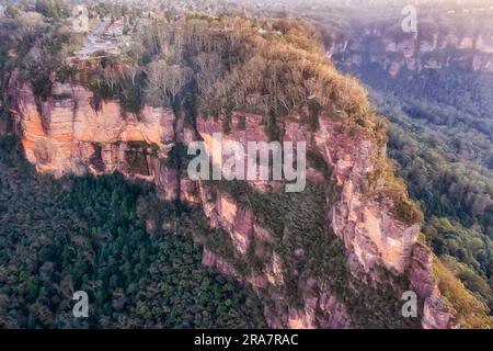 Trois formations rocheuses sœurs dans Blue Mountaisn d'Australie au point d'observation d'Echo dans la ville de Katoomba. Banque D'Images