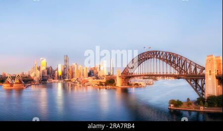 Vue panoramique du port de la ville de Sydney au lever du soleil sur les principaux sites de l'architecture en Australie. Banque D'Images