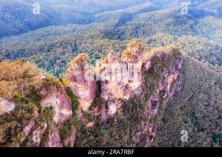 Au-dessus de la formation rocheuse de trois sœurs dans les Blue Mountains d'Australie au centre d'accueil de point d'écho de Katoomba. Banque D'Images