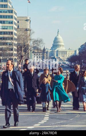 Jimmy carter et sa famille - après avoir prêté serment en tant que 39e président des États-Unis - descendent Pennsylvania Avenue sur le chemin de la Maison Blanche. Aux côtés de carter se trouvent sa femme, Rosalynn et sa fille Amy. Photographie de Bernard Gotfryd Banque D'Images