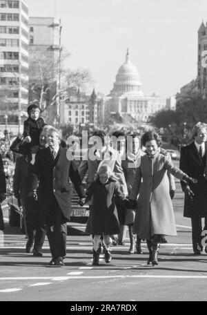 Jimmy carter et sa famille - après avoir prêté serment en tant que 39e président des États-Unis - descendent Pennsylvania Avenue sur le chemin de la Maison Blanche. Aux côtés de carter se trouvent sa femme, Rosalynn et sa fille Amy. Photographie de Bernard Gotfryd Banque D'Images