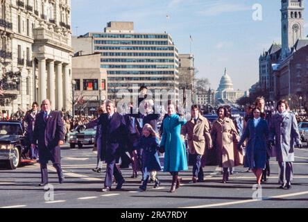 Jimmy carter et sa famille - après avoir prêté serment en tant que 39e président des États-Unis - descendent Pennsylvania Avenue sur le chemin de la Maison Blanche. Aux côtés de carter se trouvent sa femme, Rosalynn et sa fille Amy. Photographie de Bernard Gotfryd Banque D'Images