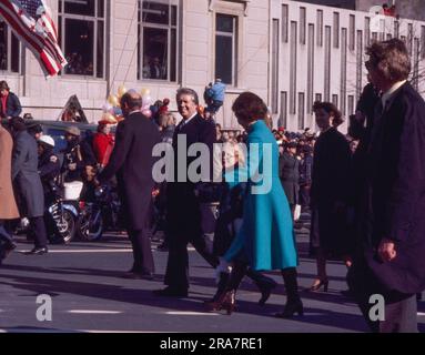 Jimmy carter et sa famille - après avoir prêté serment en tant que 39e président des États-Unis - descendent Pennsylvania Avenue sur le chemin de la Maison Blanche. Aux côtés de carter se trouvent sa femme, Rosalynn et sa fille Amy. Photographie de Bernard Gotfryd Banque D'Images